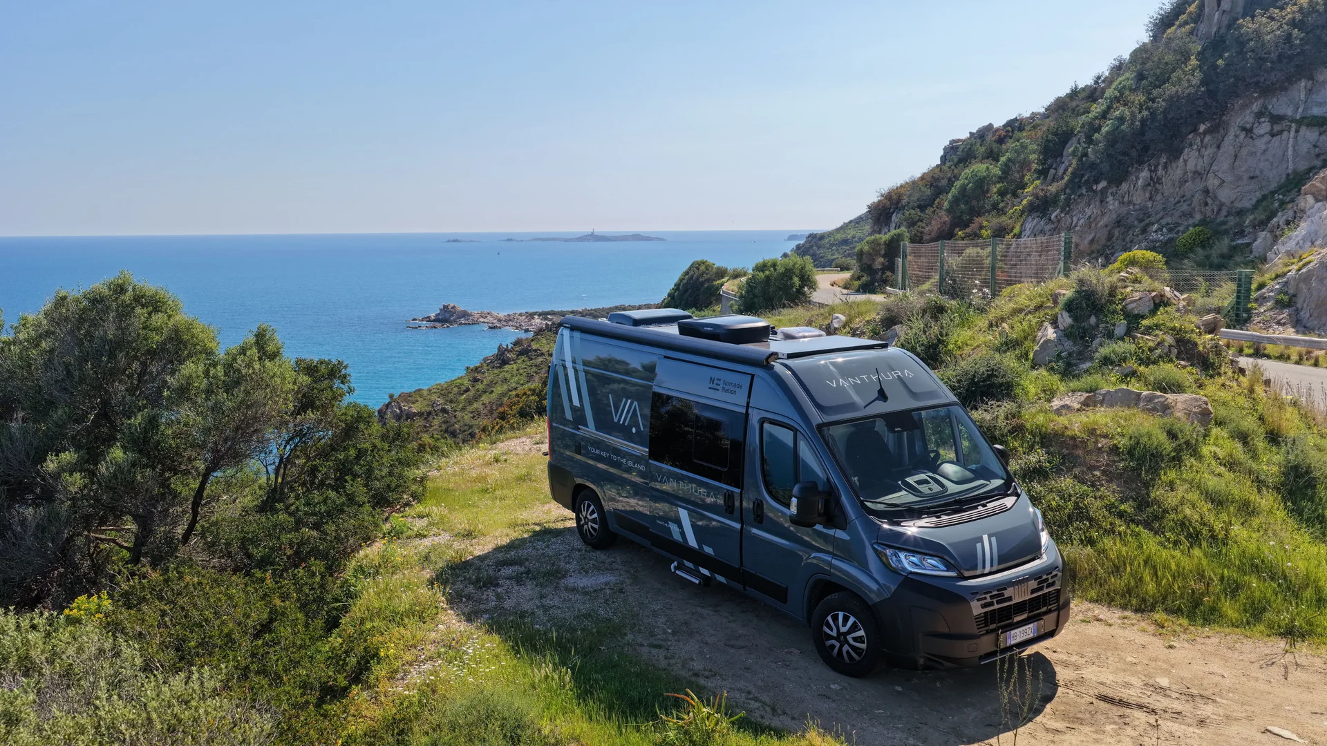 Vanthura Wohnmobil geparkt an Küste mit Meerblick in Sardinien.