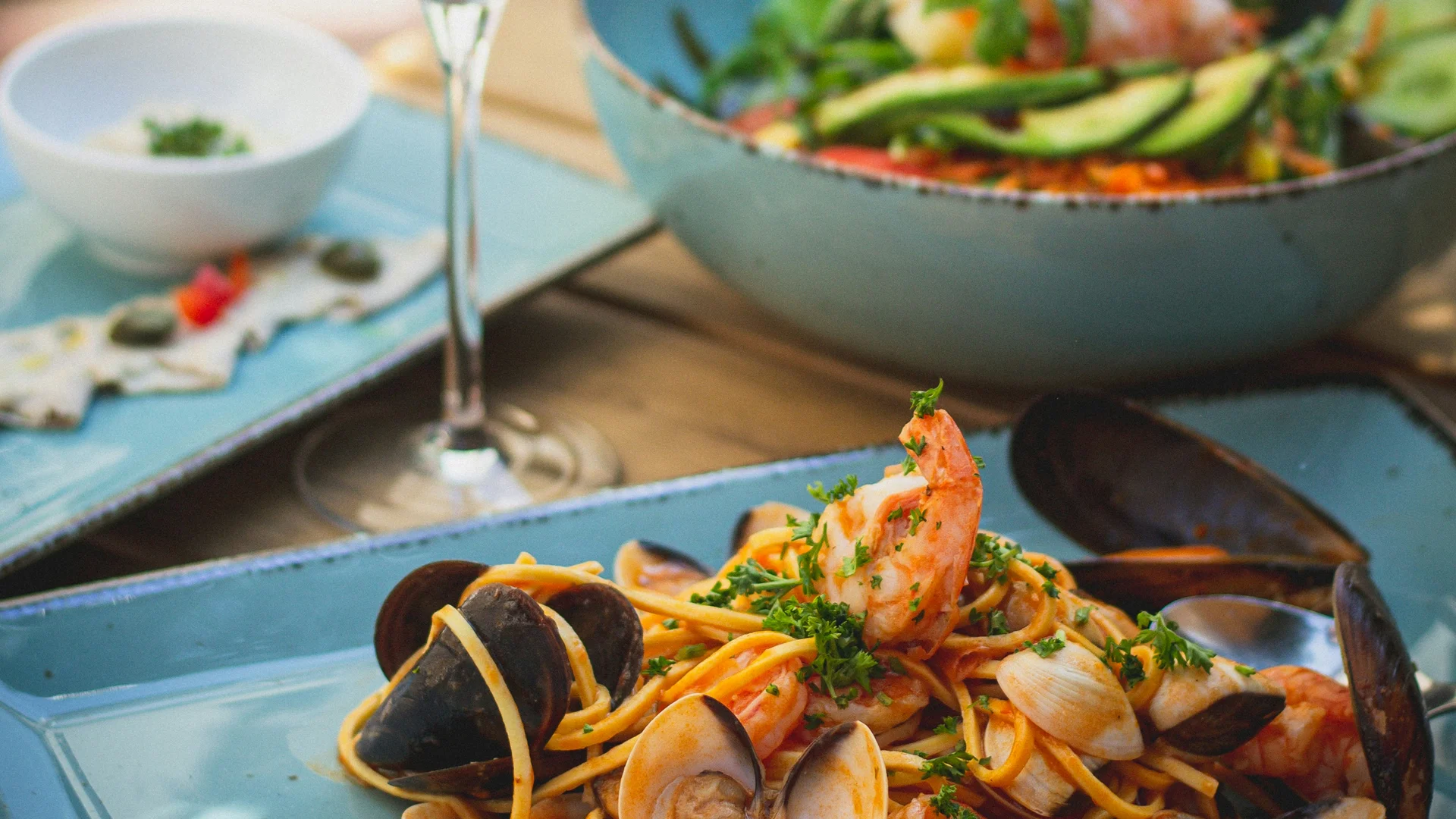 Piatto di pasta con frutti di mare servito su un tavolo