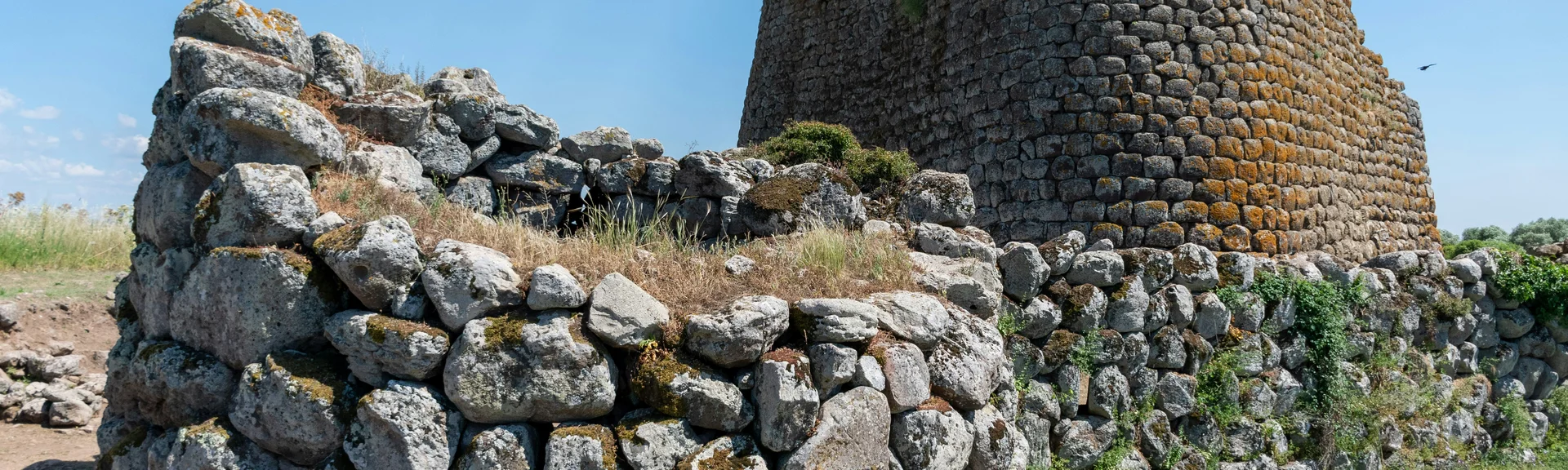 Antiche mura in pietra di un nuraghe storico in Sardegna