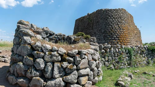 Antiche mura in pietra di un nuraghe storico in Sardegna