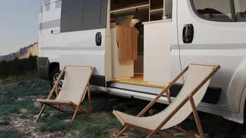 Camper bianco con due sedie sdraio in un paesaggio naturale