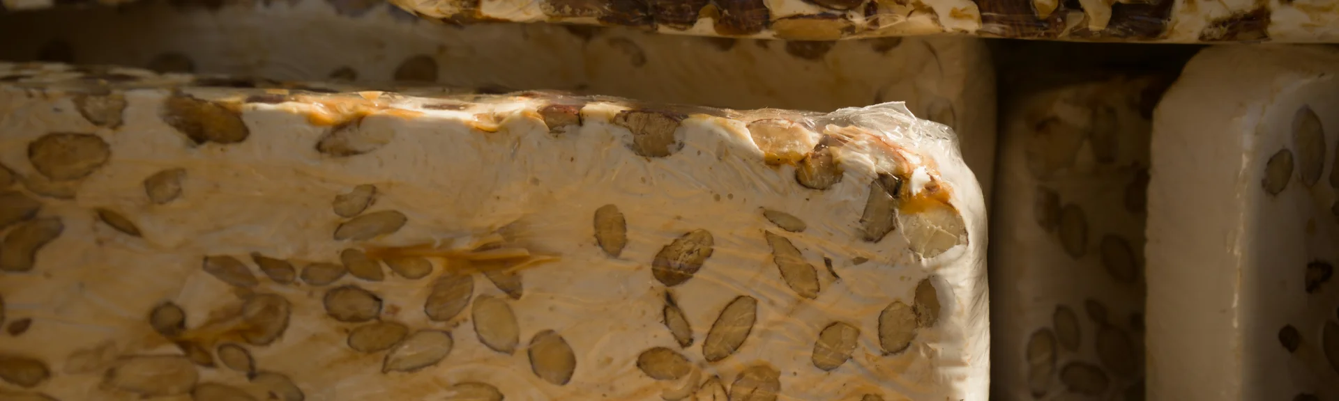Fette di tempeh con semi disposte su una superficie di legno