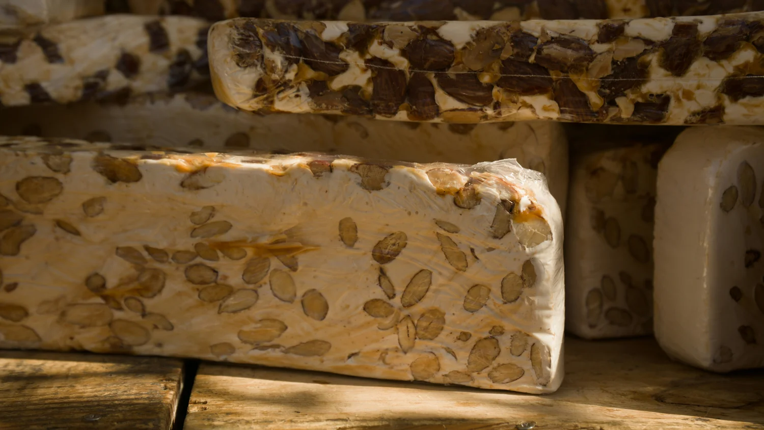 Fette di tempeh con semi disposte su una superficie di legno