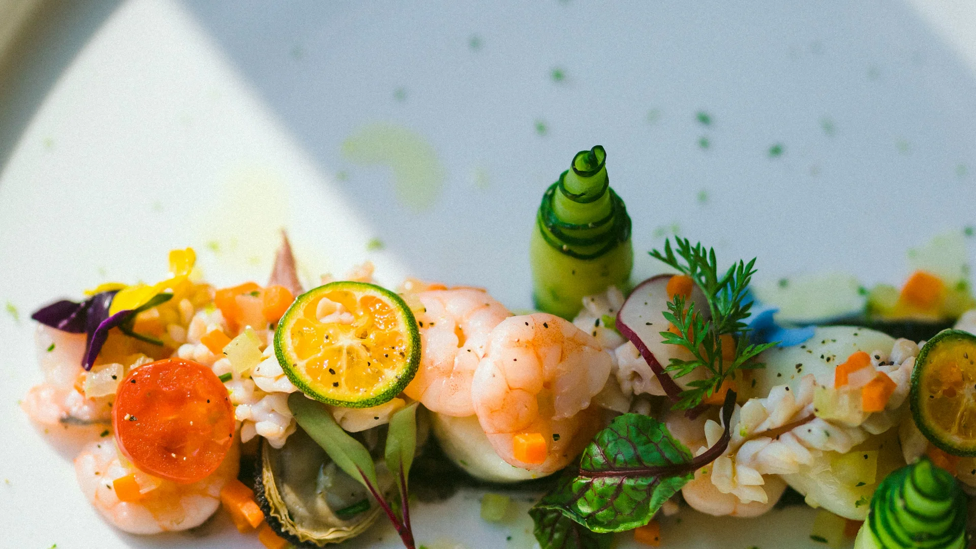 Piatto gourmet con gamberi, verdure, cetriolo arrotolato e erbe fresche